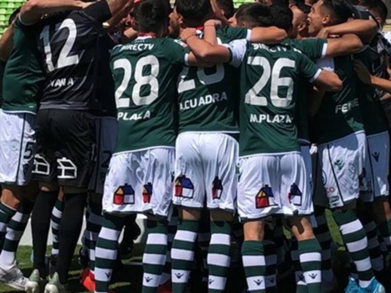 Plantel de Santiago Wanderers recibió el trofeo de la Primera B y celebró el ascenso