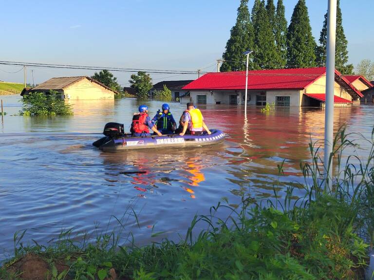 En la ciudad de Yueyang de la provincia de Huarong se evacúa a las personas por las inundaciones que deja el paso de un tornado en China.