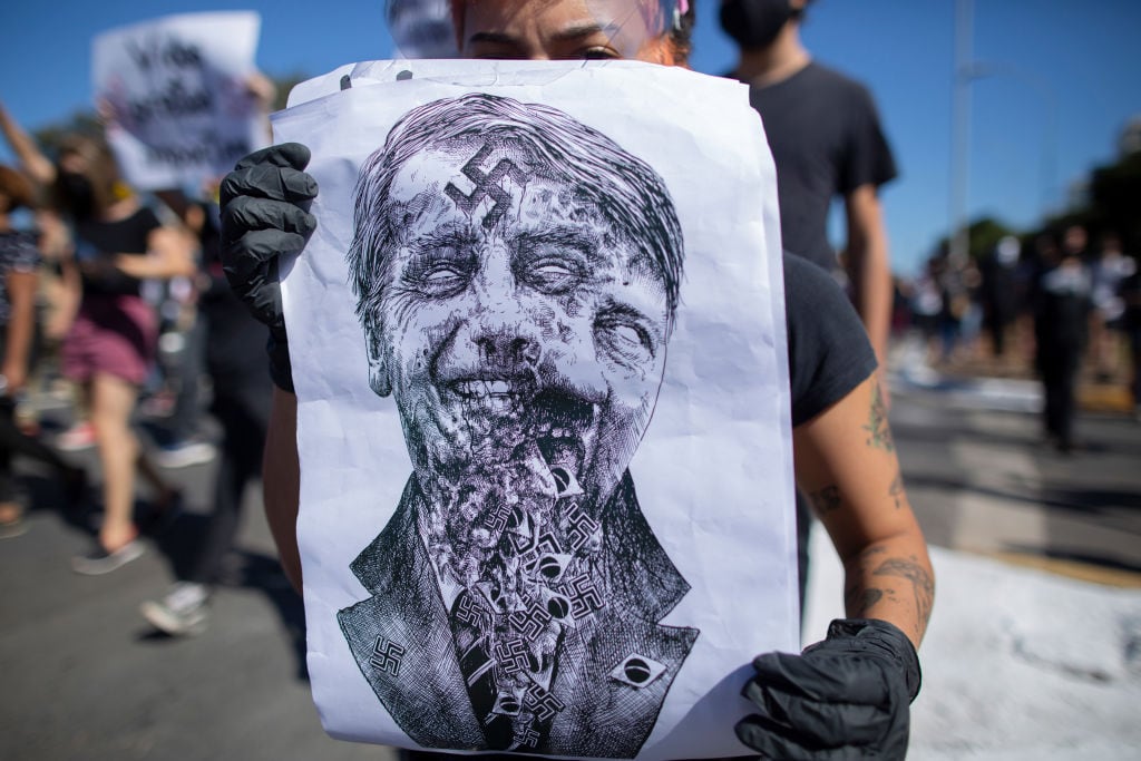Un cartel que compara a Bolsonaro con Hitler