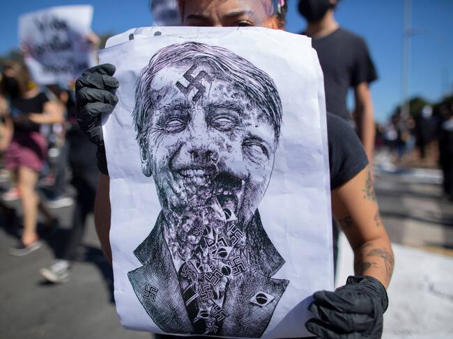 Un cartel que compara a Bolsonaro con Hitler