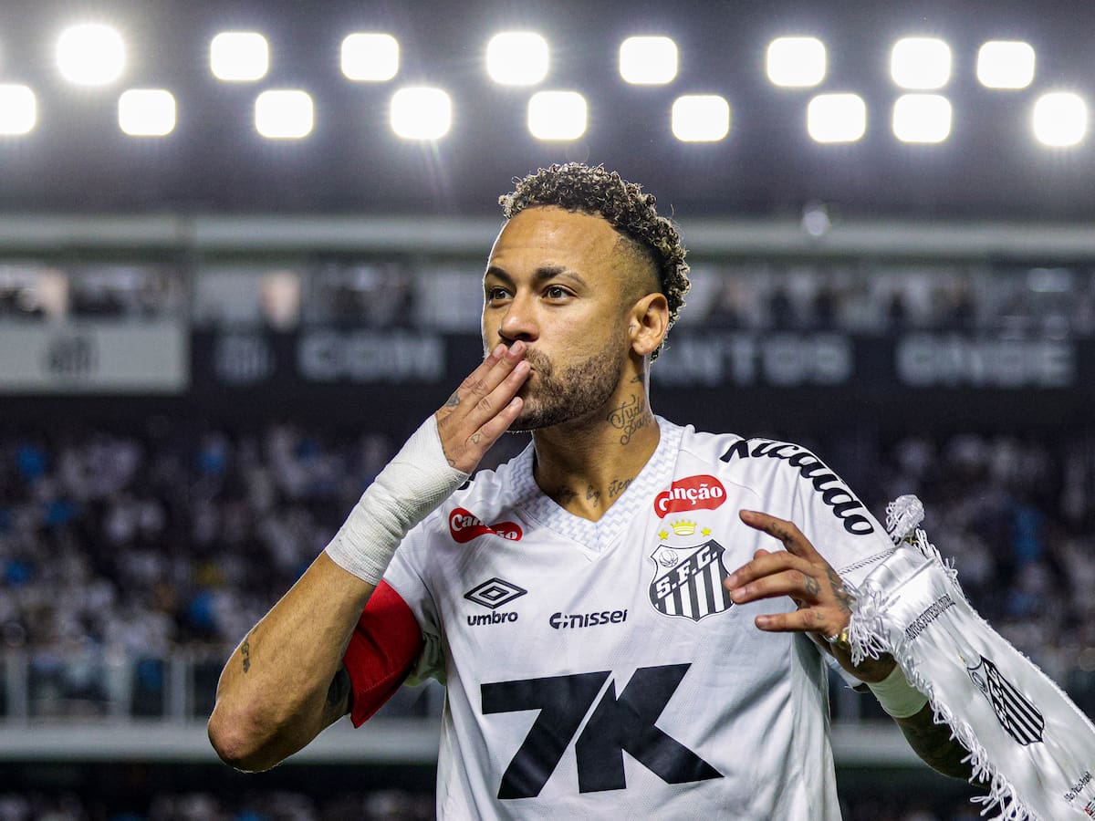 Tras acusaciones de falta de compromiso: Neymar jugó lesionado y marcó un gol clave para sacar al Santos del descenso