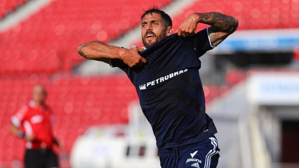 13 DE FEBRERO DE 2021/SANTIAGOEl jugador Joaquin Larrivey (c) marca el dos a cero frente a Deportes Antofagasta, celebra con una camiseta de Walter Montillo debajo de la suya, durante el partido valido por trigsima cuarta fecha del Campeonato Nacional AFP PlanVital 2020, entre Universidad de Chile y Deportes Antofagasta, disputado en el Estadio Nacional.
FOTO: SEBASTIAN ORIA/AGENCIAUNO
