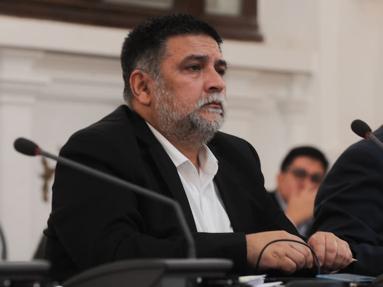 Jefe de gabinete del Presidente Boric asegura que no recibió advertencia sobre posibles inhabilidades en compra-venta de casa de Allende