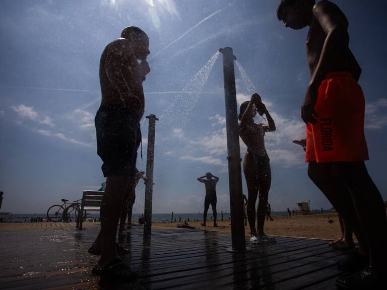 En Barcelona de España las personas se dan duchas en la calle ante la ola de calor