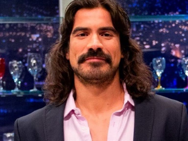 Chico reality Sebastián Ramírez reveló pololeo con experiodista de Canal 13: enfrentaron hasta la cárcel juntos