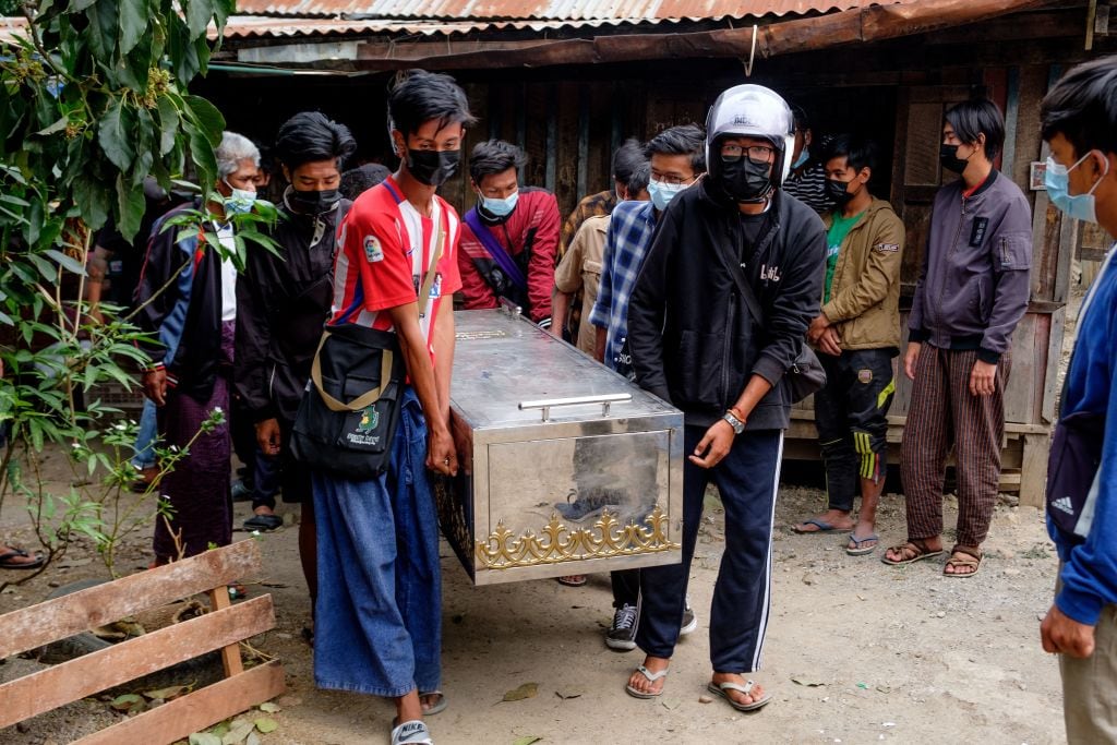 El funeral de una víctima de la represión militar en Myanmar