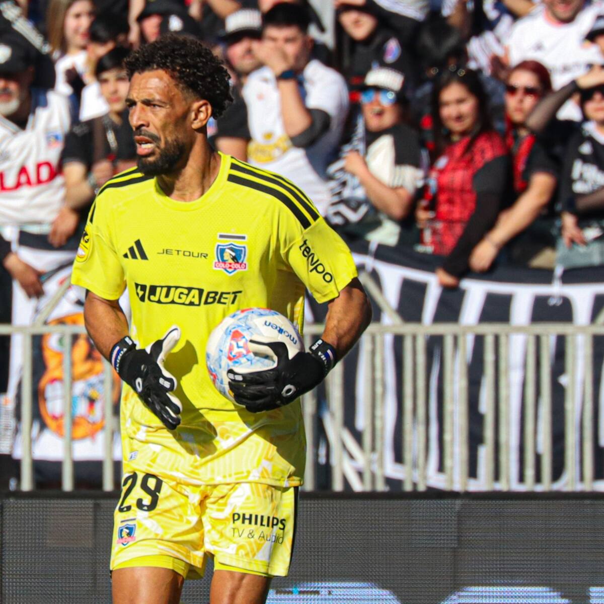 Vozinha sufre su primer gol en Colo Colo y así reacciona la prensa internacional: “Increíble error”