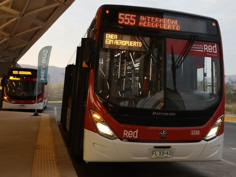 Iniciará su servicio este sábado: autoridades presentan recorrido de bus 555 que conectará con el Aeropuerto de Santiago