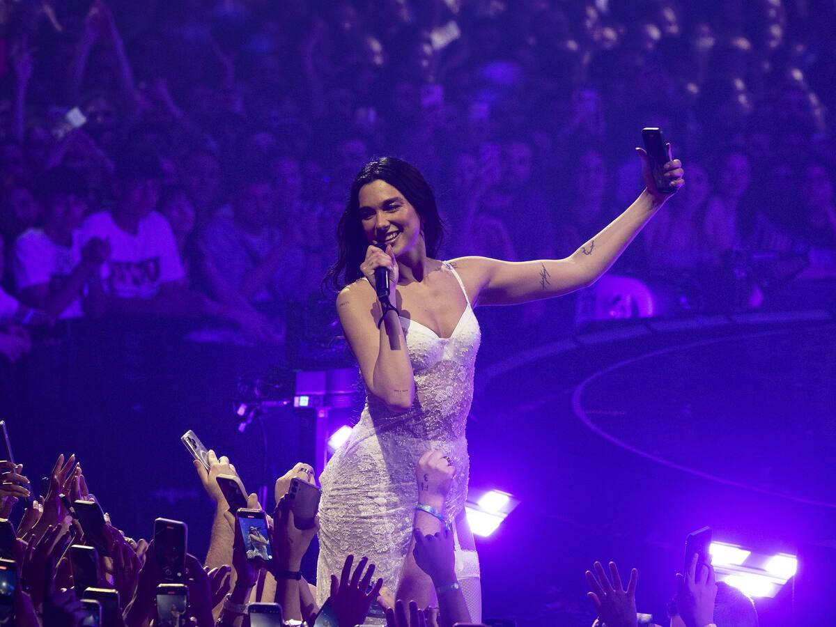 ¿Lo hará en Chile? Dua Lipa la rompe en España al cantar éxitos de Manu Chao y Enrique Iglesias