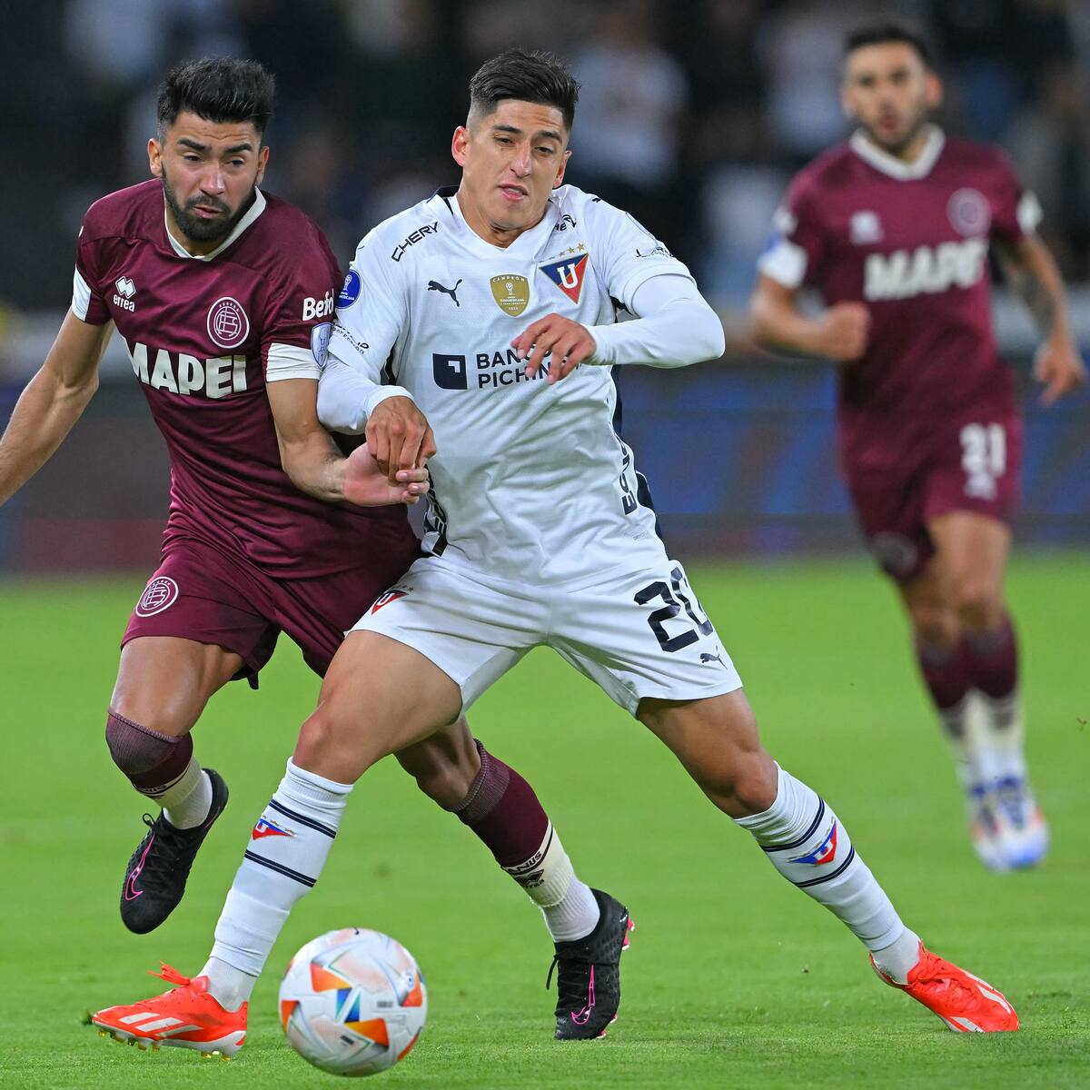 “Él nos puede dar un montón de cosas; es una injusticia que no esté en la selección chilena”