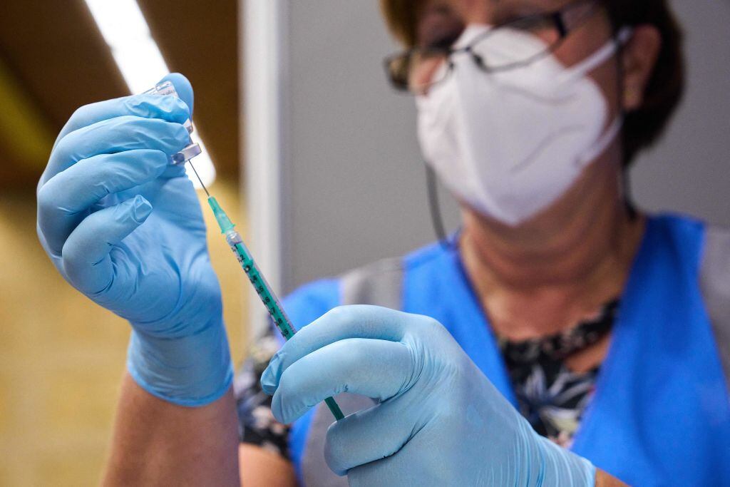 Enfermera prepara vacuna contra la viruela del mono en Países Bajos