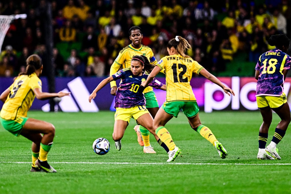 Santos de Colombia rodeada de rivales de Jamaica