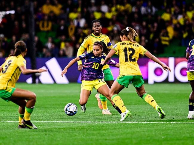 Santos de Colombia rodeada de rivales de Jamaica