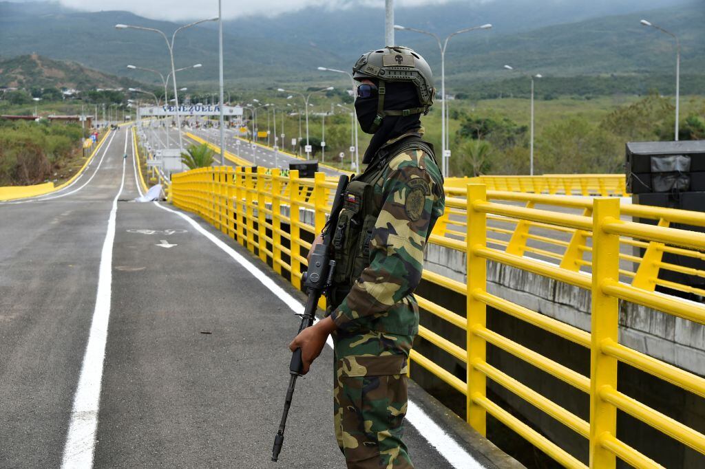 Un soldado de Colombia custodia un puente fronterizo con Venezuela en Cúcuta