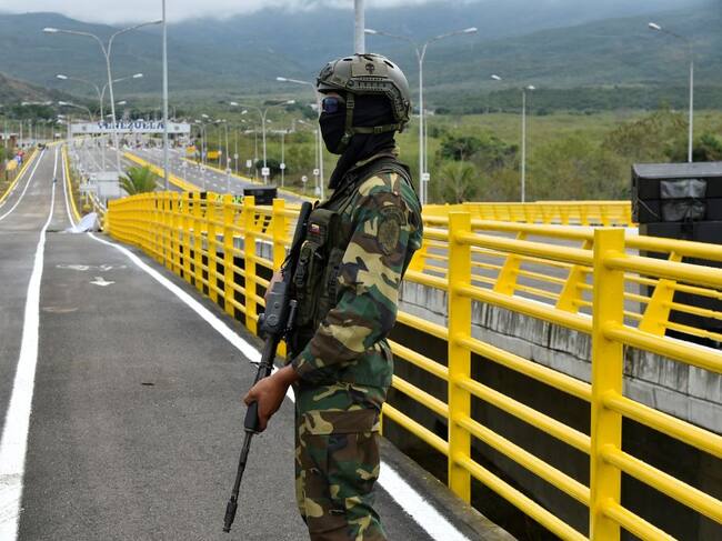 Un soldado de Colombia custodia un puente fronterizo con Venezuela en Cúcuta