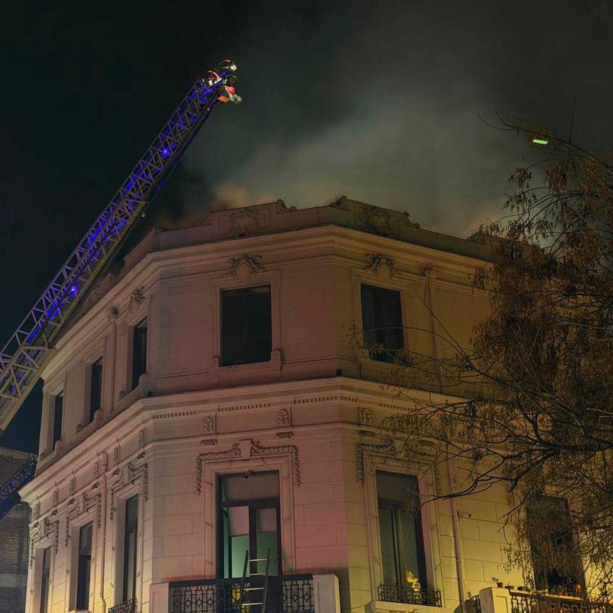 Incendio en restaurante del centro de Santiago activa segunda alarma y obliga a evacuar hostal colindante