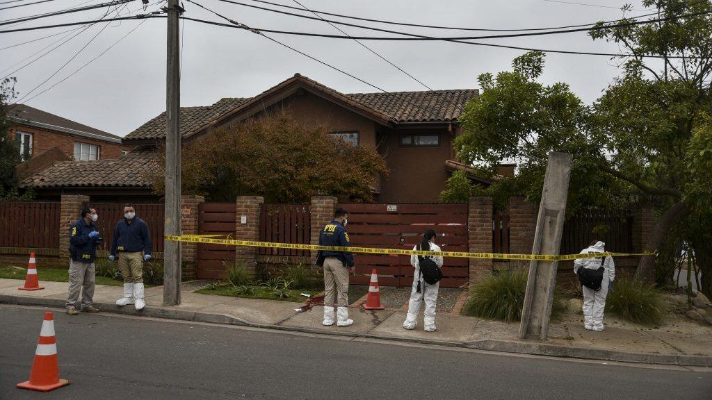 18 DE MAYO DE 2020/VIÑA DEL MARFuncionarios de la brigada de Homicidios de la Policia de investagaciones trabaja en el lugar donde durante la mañana un hombre le habría disparado dos veces, impactando en el estomago y en la cabeza, al dueño de una casa en Bosques de Montemar. Vecinos aluden a que habría sido un sicario quien perpetro el ataque. En estos momentos la persona afectada se encuentra en estado de gravedad en el Hospital Naval.
FOTO: MIGUEL MOYA/AGENCIAUNO