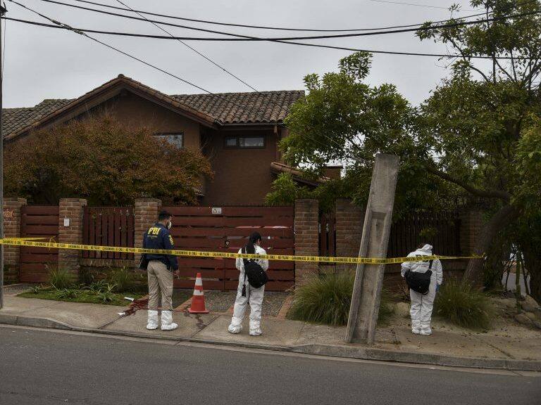 18 DE MAYO DE 2020/VIÑA DEL MARFuncionarios de la brigada de Homicidios de la Policia de investagaciones trabaja en el lugar donde durante la mañana un hombre le habría disparado dos veces, impactando en el estomago y en la cabeza, al dueño de una casa en Bosques de Montemar. Vecinos aluden a que habría sido un sicario quien perpetro el ataque. En estos momentos la persona afectada se encuentra en estado de gravedad en el Hospital Naval.
FOTO: MIGUEL MOYA/AGENCIAUNO