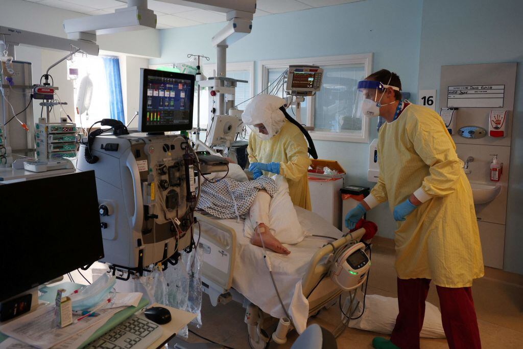 Equipo médico atiende a un paciente con covid-19 en el Reino Unido