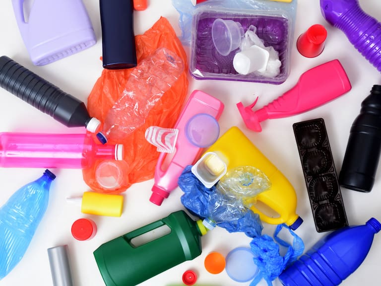 Los plásticos de estos tres colores son más perjudiciales que el resto para el medioambiente y la salud de las personas, según los expertos