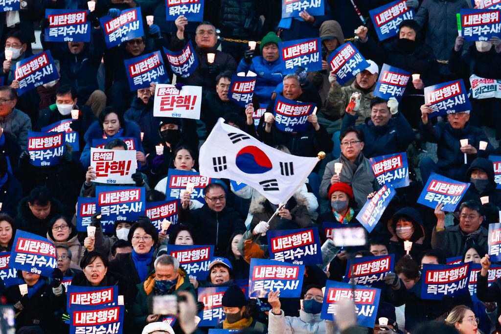 Manifestantes en la ciudad de Seúl piden la renuncia del presidente Yoon Suk Yeol ante la sede de la Asamblea Nacional de Corea del Sur