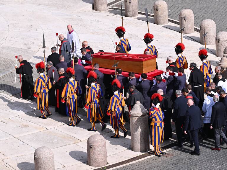 Las imágenes que dejó el primer día de despedida al Papa Francisco en la basílica San Pedro: 20.000 feligreses llegaron a homenajearlo