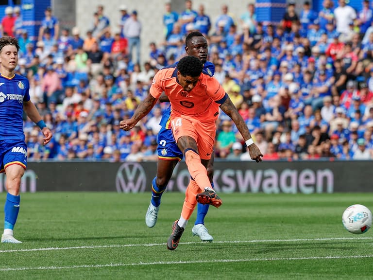 El delantero del FC Barcelona Marcus Rashford marca el 0-2 durante el partido de LaLiga entre Getafe CF y FC Barcelona celebrado en el estadio Coliseum de Getafe (Madrid). EFE/ Mariscal