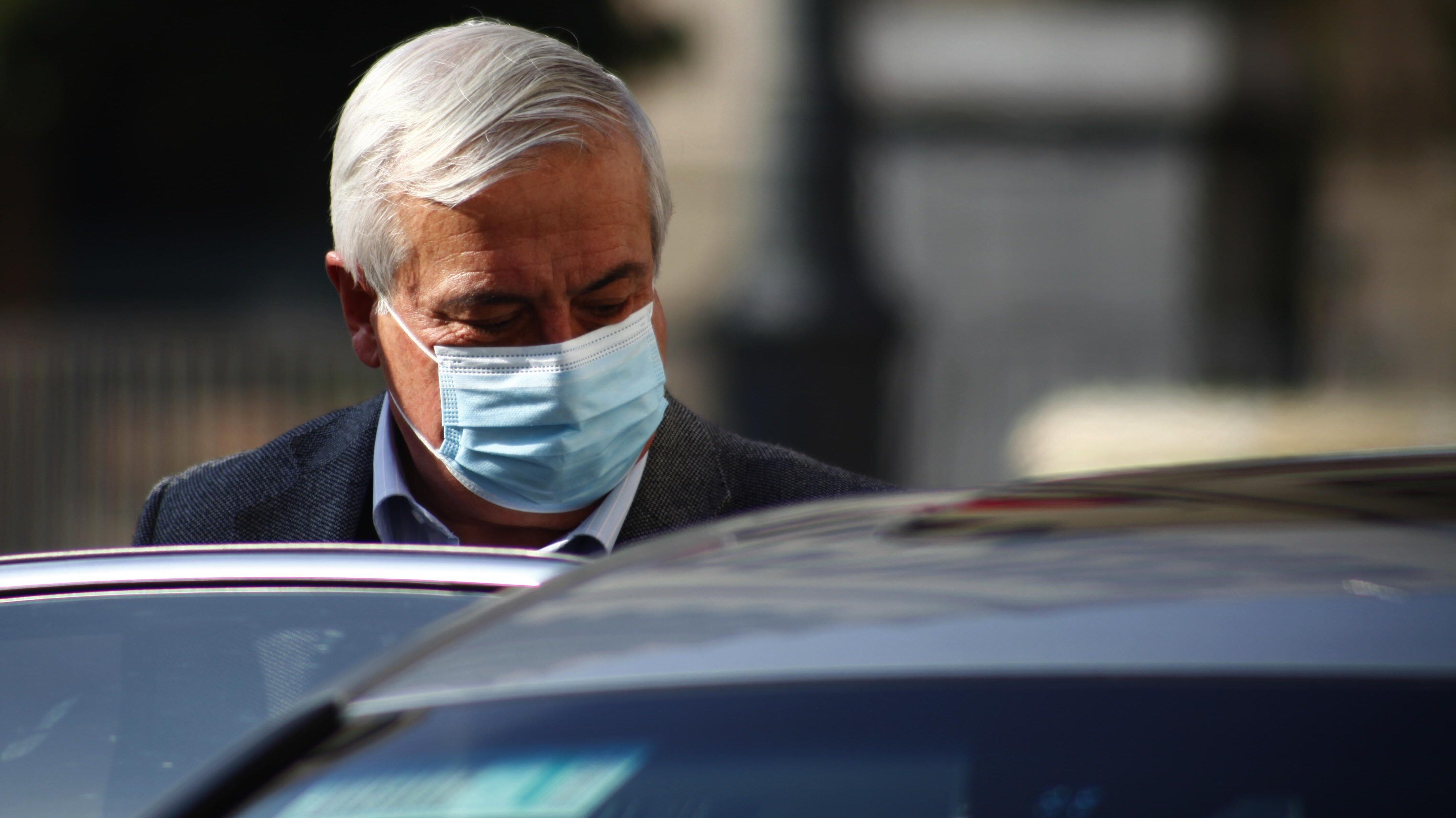 07 de Junio de 2020/SANTIAGOJaime Mañalich, ministro de salud sube a su auto, durante la salida del Palacio de La Moneda
FOTO:MAURICIO MENDEZ/AGENCIAUNO