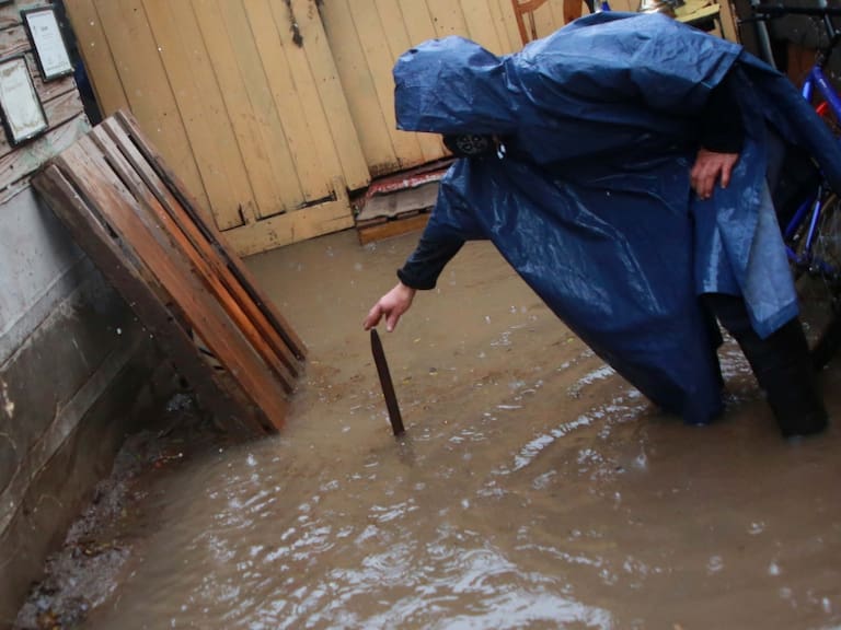 Inundaciones en La Florida y nevazón en el cajón del Maipo deja sistema frontal en la Región Metropolitana