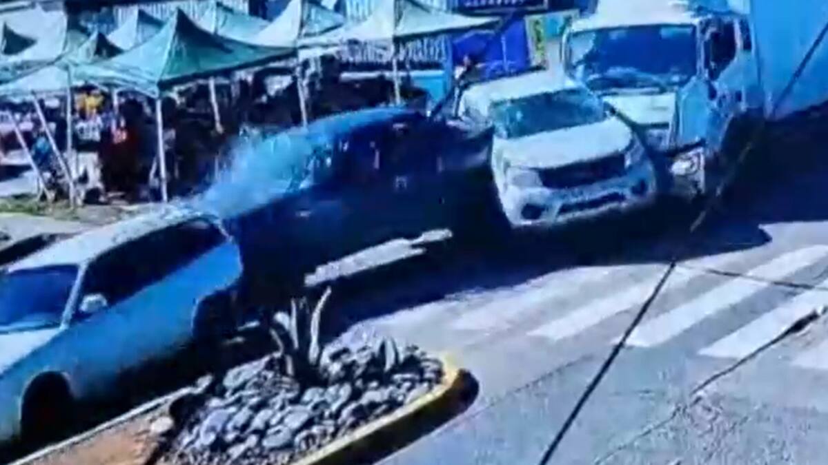 Camión fuera de control arrasa con nueve vehículos junto a una feria libre en Cartagena: hay 13 heridos, 2 de gravedad