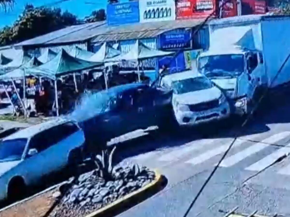 Camión fuera de control arrasa con nueve vehículos junto a una feria libre en Cartagena: hay 13 heridos, 2 de gravedad
