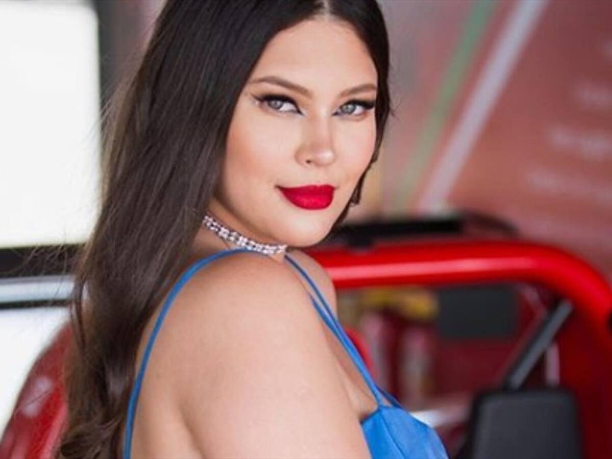 ¡100% orgullosa!: Michelle Carvalho lució sus curvas con playera sesión fotográfica