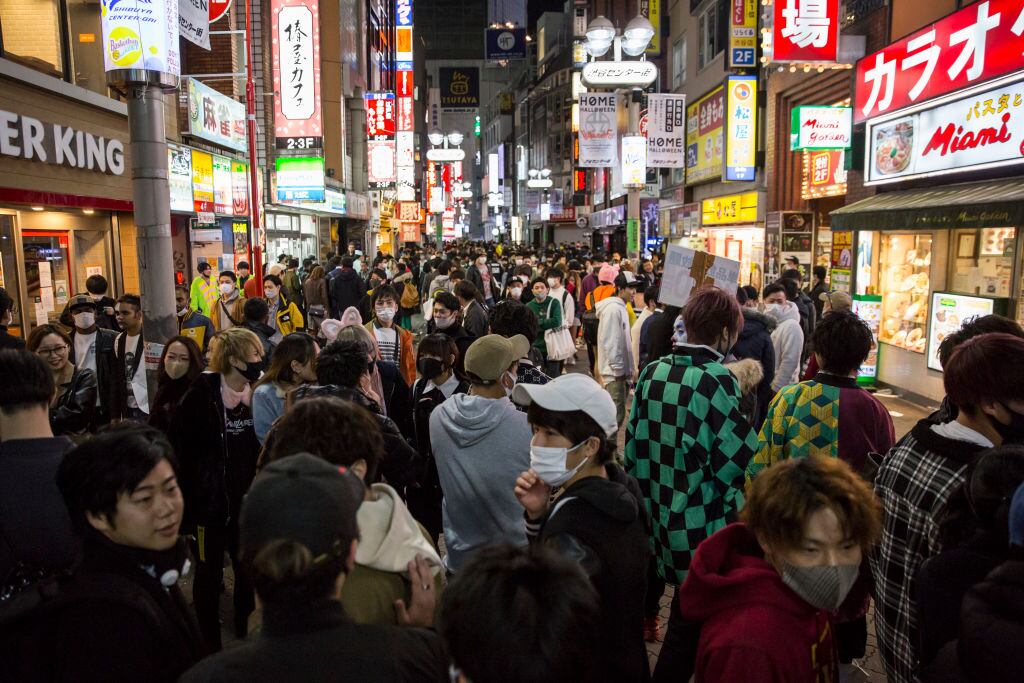 Personas con mascarillas caminan por las calles de la capital de Japón