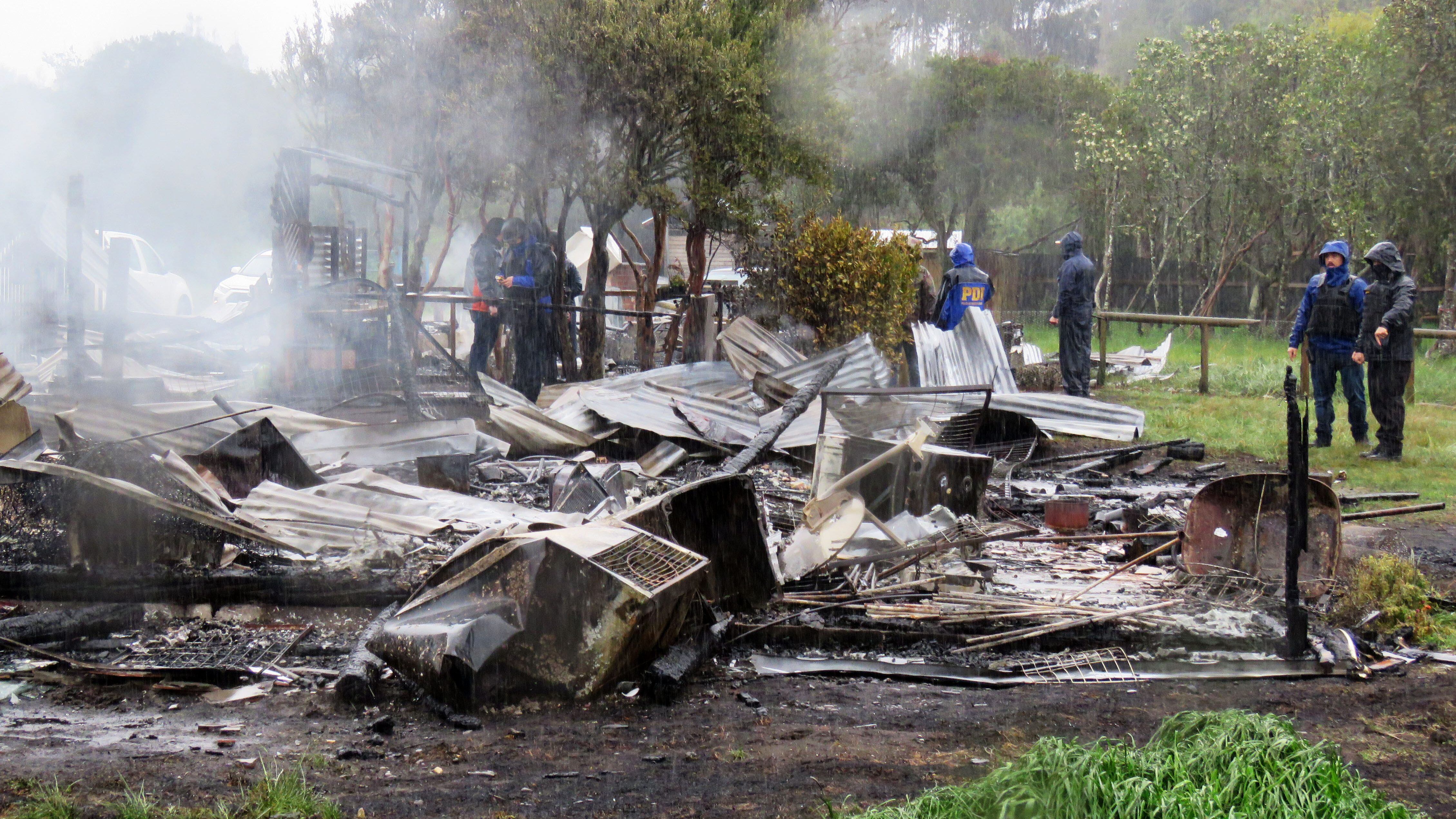 07 SEPTIEMBRE 2020 / CAÑETEUn joven falleció en la madrugada de este martes tras un nuevo ataque incendiario en Cañete, personal de carabinero realiza pericias
FOTO: AGENCIAUNO.