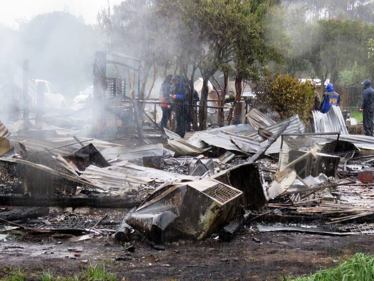 07 SEPTIEMBRE 2020 / CAÑETEUn joven falleció en la madrugada de este martes tras un nuevo ataque incendiario en Cañete, personal de carabinero realiza pericias
FOTO: AGENCIAUNO.