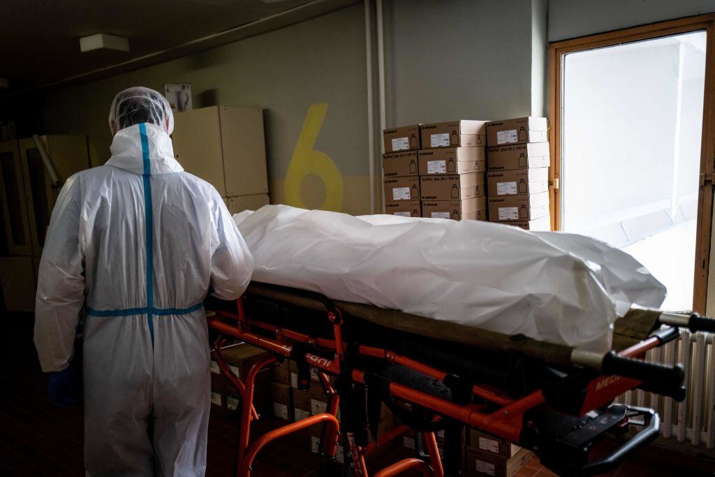 Una víctima del Covid-19 espera su funeral en Presov