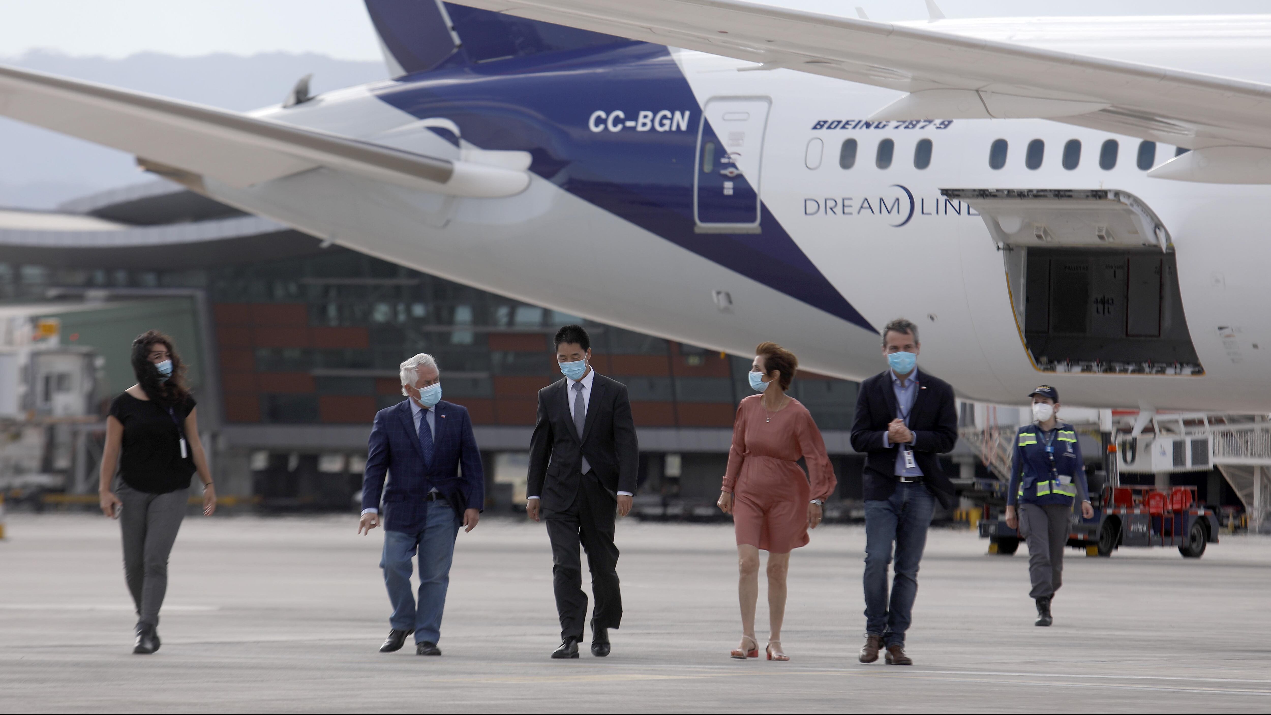 21 de Marzo de 2021/SANTIAGO El ministro de Salud, Enrique Paris, junto al embajador de la Repblica de China en Chile, Niu Qingbao; a la subsecretaria de Salud Pblica, Paula Daza; y al subsecretario de Relaciones Econmicas Internacionales, Rodrigo Yez, durante una entrega del sexto cargamento de vacunas Sinovac contra el Covid-19, compuesto por 2 millones de dosis.
FOTO: CRISTOBAL ESCOBAR/AGENCIAUNO