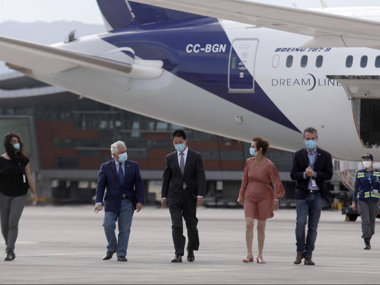 21 de Marzo de 2021/SANTIAGO El ministro de Salud, Enrique Paris, junto al embajador de la Repblica de China en Chile, Niu Qingbao; a la subsecretaria de Salud Pblica, Paula Daza; y al subsecretario de Relaciones Econmicas Internacionales, Rodrigo Yez, durante una entrega del sexto cargamento de vacunas Sinovac contra el Covid-19, compuesto por 2 millones de dosis.
FOTO: CRISTOBAL ESCOBAR/AGENCIAUNO