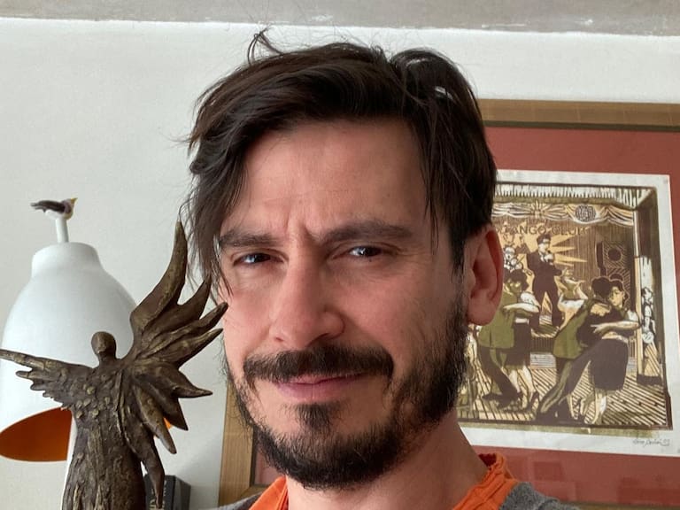 Álvaro Espinoza revela a su nueva pareja con tierna fotografía: es una actriz recordada por el “El Circo de las Montini”