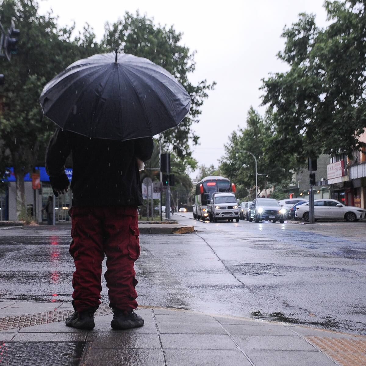 Lluvia llega a Santiago hoy: a esta hora comienza el temporal en la región Metropolitana
