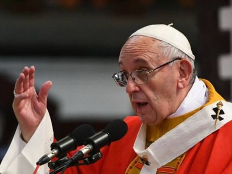 Papa Francisco entregó carta a los obispos chilenos tras cita en el Vaticano