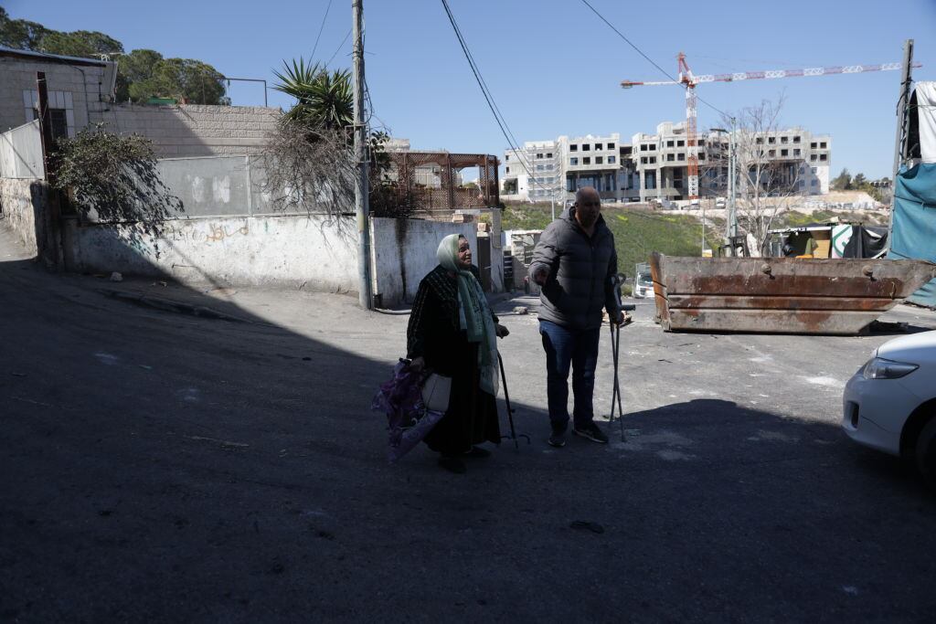 Palestinos caminan cerca de futuras colonias israelíes en Jerusalén Este