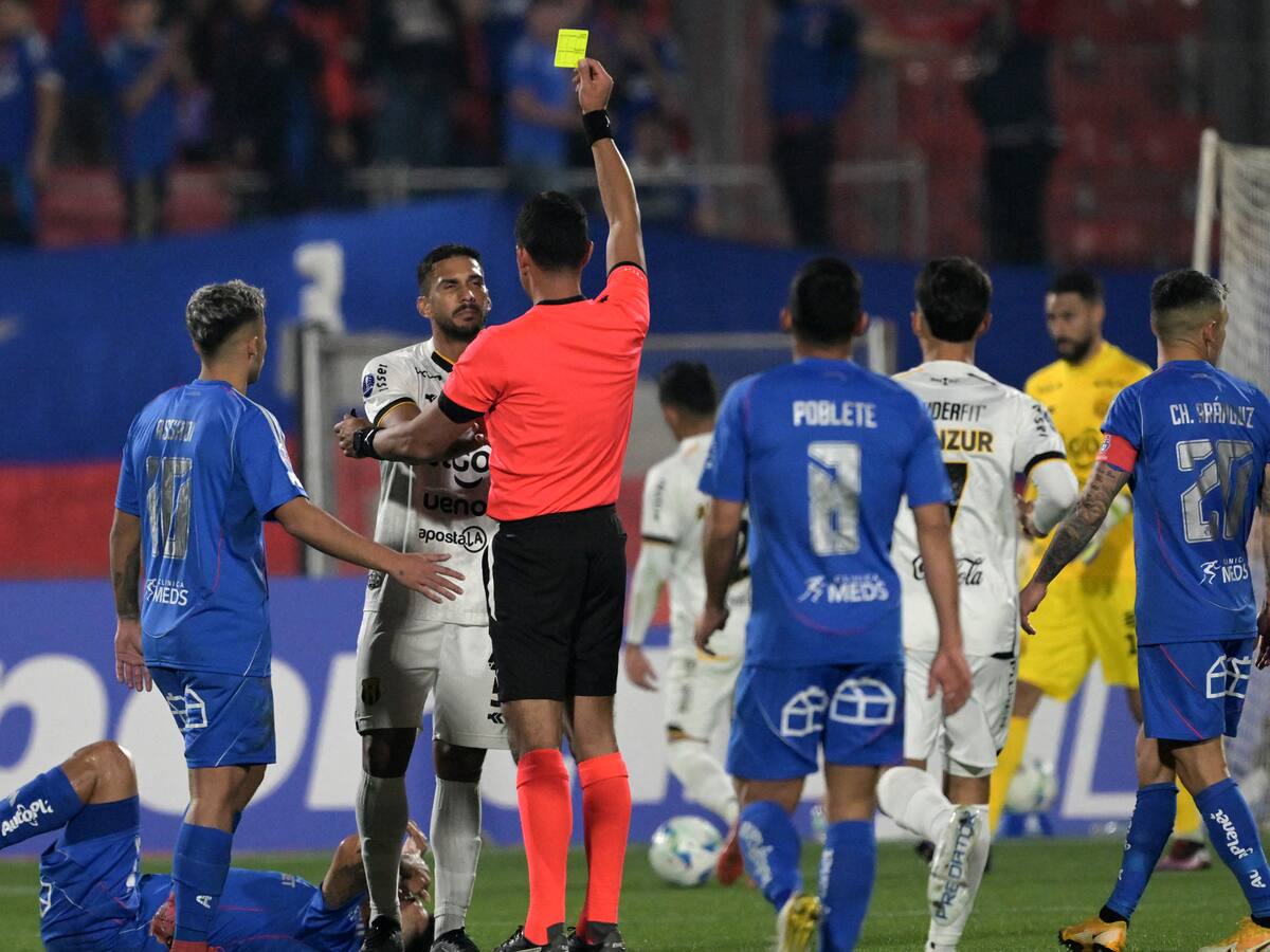 La dura falta por la que Guaraní se quedó con 10 jugadores ante la U en Copa Sudamericana