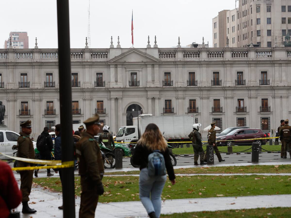 Accidente de tránsito frente al Palacio de La Moneda termina con auto volcado