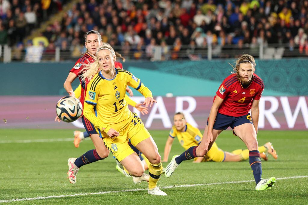 Suecia y España disputan el balón en la semifinal de Copa del Mundo 2023