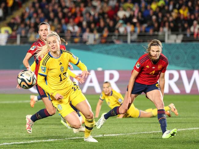 Suecia y España disputan el balón en la semifinal de Copa del Mundo 2023