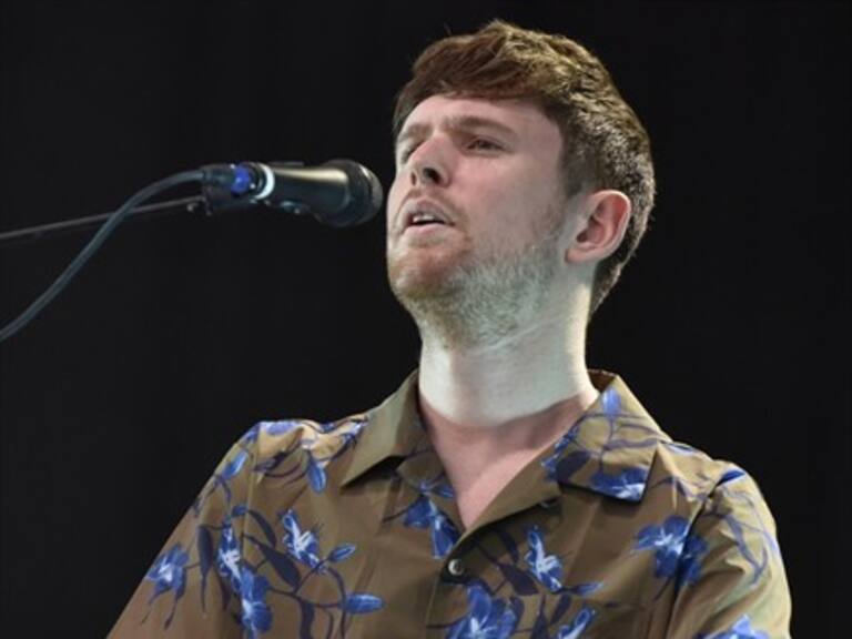 James Blake sorprendió a sus fanáticos con una versión acústica de «Barbie Girl» de Aqua en vivo