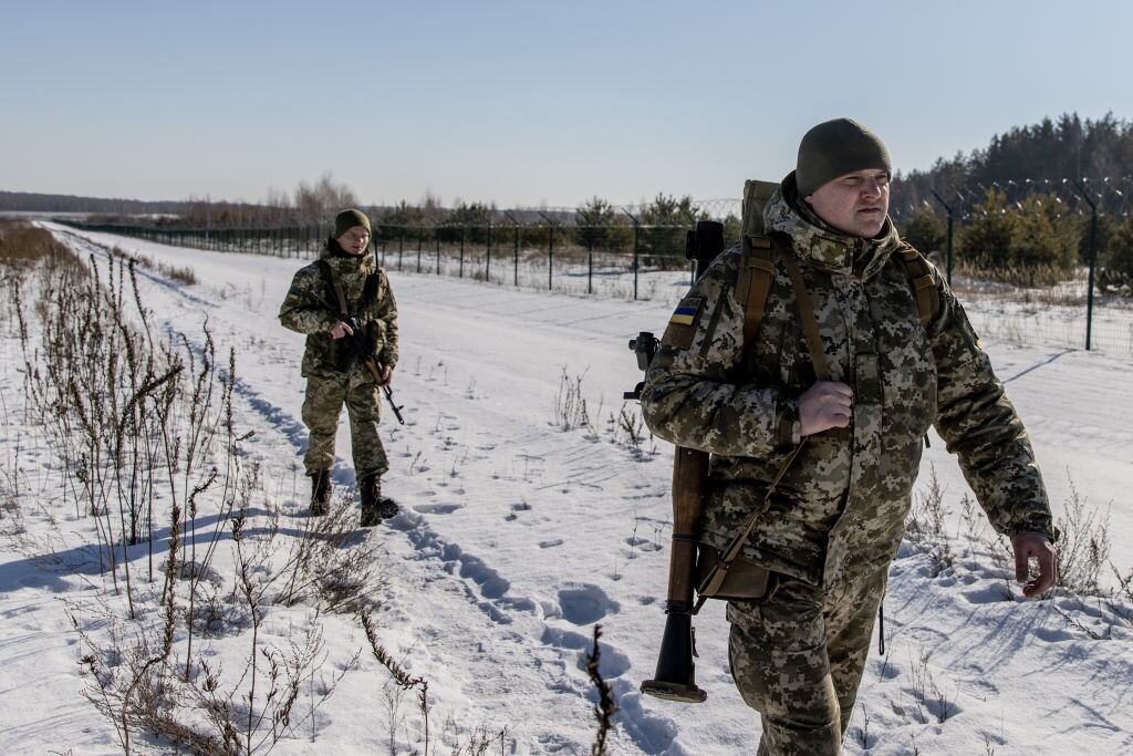 Soldados ucranianos patrullan una zona fronteriza con Rusia