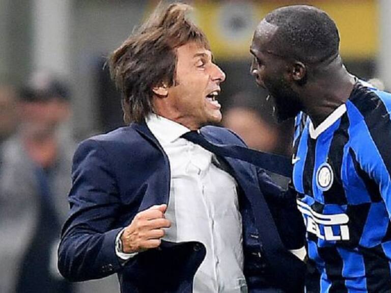 Hinchas se lanzan contra Antonio Conte por dolorosa eliminación del Inter en la Champions League