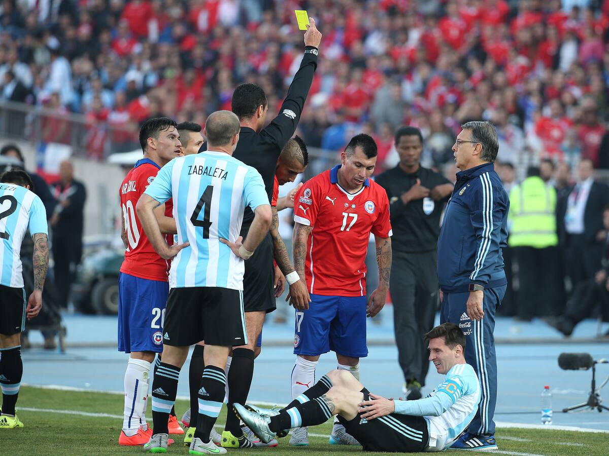 Gary Medel recuerda la histórica patada a Messi en la Copa América 2015: “Lo único que decía era: ‘Roja no, por favor’”